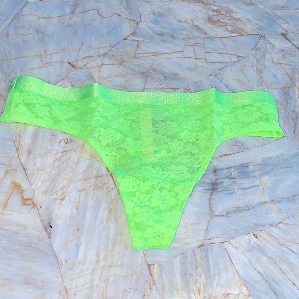 PINK Victoria’s Secret Lace Thong PINK
WEAR EVERYWHERE PANTY Pop Lime Small